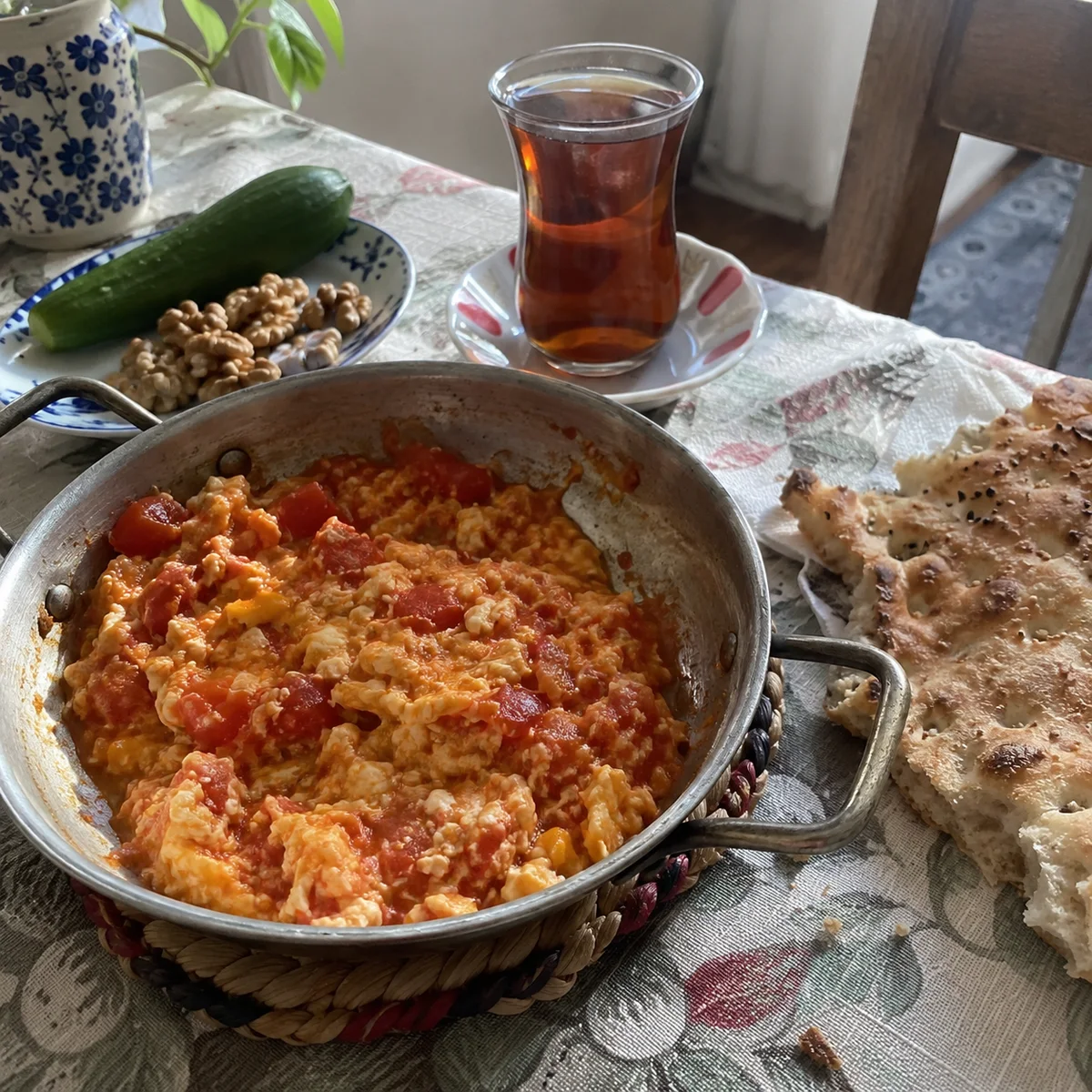املت گوجه، نان و سبزیجات برای یک وعدهٔ خانگی